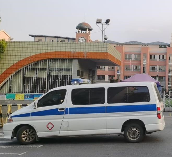 满城救护车出租护送骨折病人一公里多少钱